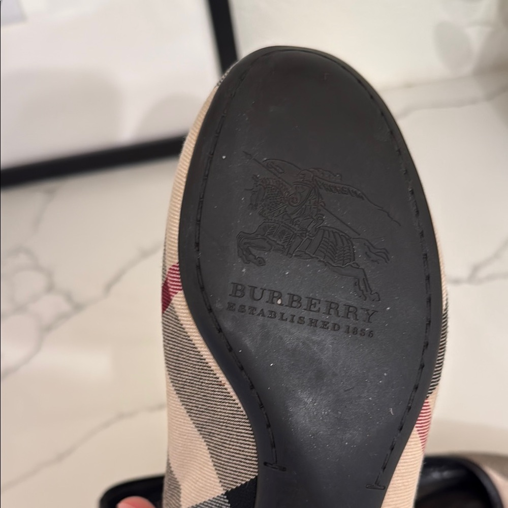 Burberry Black and Cream Flats with Iconic Check Pattern - Picture 5 of 6